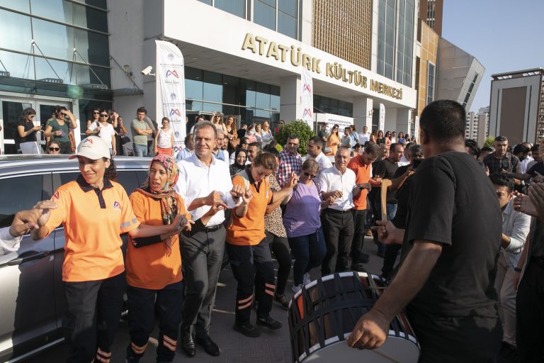 BAŞKAN SEÇER, TOPLU İŞ SÖZLEŞMESİ İMZA TÖRENİ’NE KATILDI, İŞÇİ EMEKÇİLERLE BİR ARAYA GELDİ