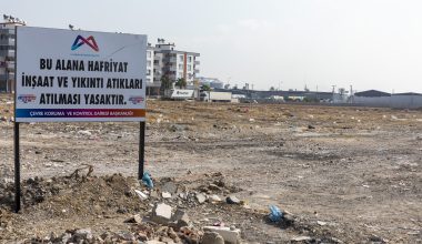 MERSİN BÜYÜKŞEHİR EKİPLERİ, ŞEVKET SÜMER’DEKİ KAÇAK HAFRİYATLARI TEMİZLEDİ