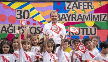 BAŞKAN SEÇER, BAYRAM KUTLAMASINDA MİNİKLERİN COŞKUSUNA ORTAK OLDU