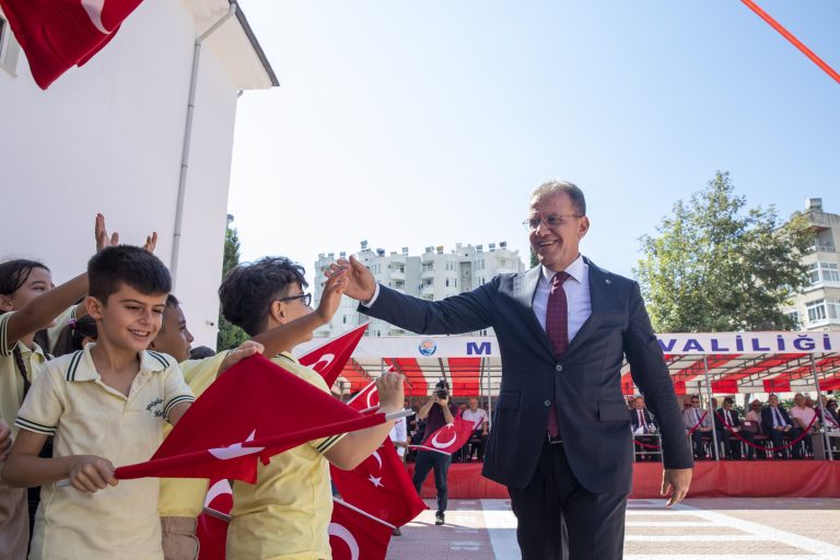 SEÇER: “ZİHNİNİZ AKDENİZ KADAR AÇIK, NOTLARINIZ TOROSLAR KADAR YÜKSEK OLSUN”