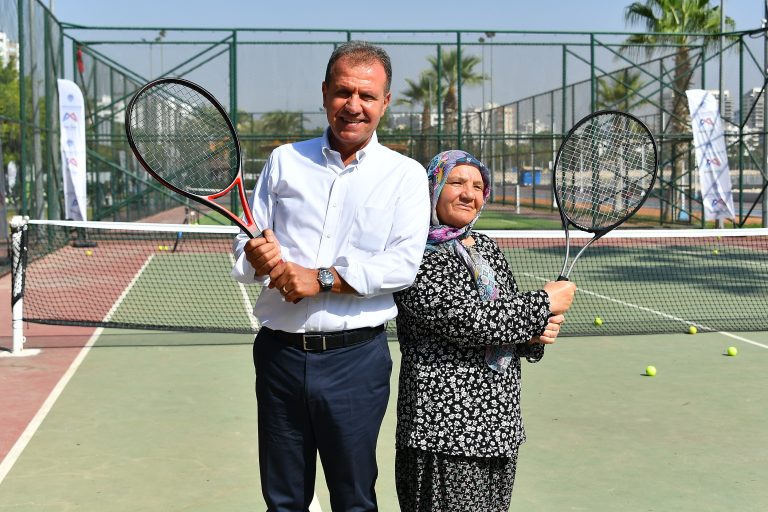 BAŞKAN SEÇER DURDU TEYZE İLE MAÇ YAPTI