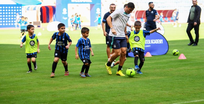 Yenişehir Belediyesi,  Javier Zanetti’yi çocuklarla buluşturdu