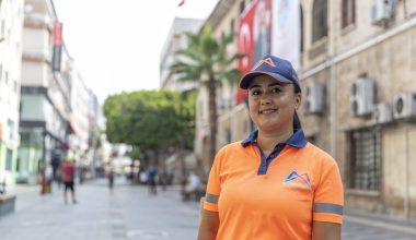 HAYALLERİNİN PEŞİNDEN KOŞTU, TEMİZLİK İŞÇİSİYKEN SOLİST OLDU