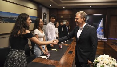 SEÇER’DEN GENÇLERE; “HER ŞEYDEN ÖTE MUTLU OLUN”