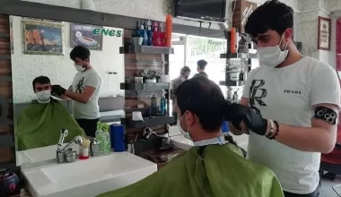 Berber ve kuaförlere bir gün izin uygulaması ertelendi