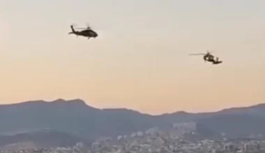 İzmir’in Kurtuluşu Şerefine Askeri Helikopterler Havada Zeybek Oynadı İzmir’in Kurtuluşu Şerefine Askeri Helikopterler Havada Zeybek Oynadı