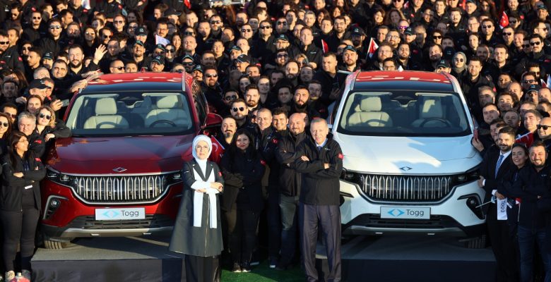 Erdoğan, direksiyonuna geçti, yerli otomobil banttan indi; bakanların ve siyasilerin de paylaştığı Togg ve açılış töreninden fotoğraflar