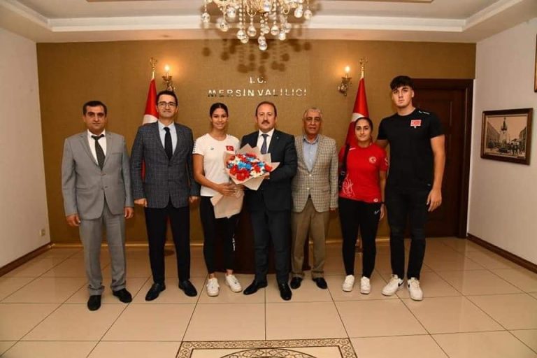 VALİ ALİ HAMZA PEHLİVAN, MERSİN AMATÖR SPOR KULÜPLERİ FEDERASYON BAŞKANI MİTHAT ERTAŞ VE BERABERİNDEKİ HEYETİ KABUL ETTİ