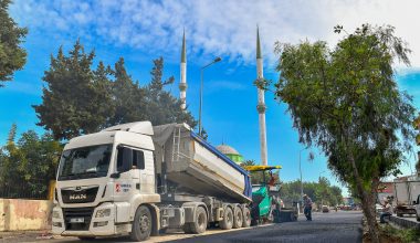 MERSİN BÜYÜKŞEHİR, ÇAY VE ÇİLEK MAHALLESİ’NİN ANA ARTERİ ABDİ İPEKÇİ CADDESİ’Nİ YENİLİYOR