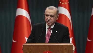 Erdoğan açıkladı: Kamuda 3 yılı dolan sözleşmeliye memurluk yolu geliyor