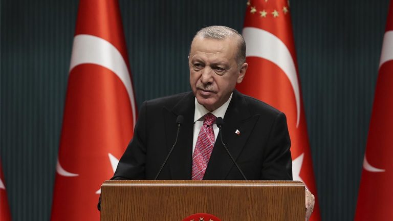 Erdoğan açıkladı: Kamuda 3 yılı dolan sözleşmeliye memurluk yolu geliyor