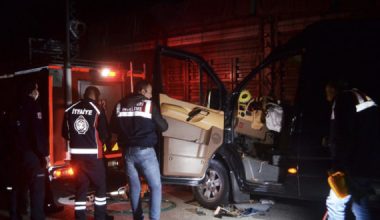 Tiyatrocuları taşıyan minibüs kamyona çarptı: 3 ölü 8 yaralı