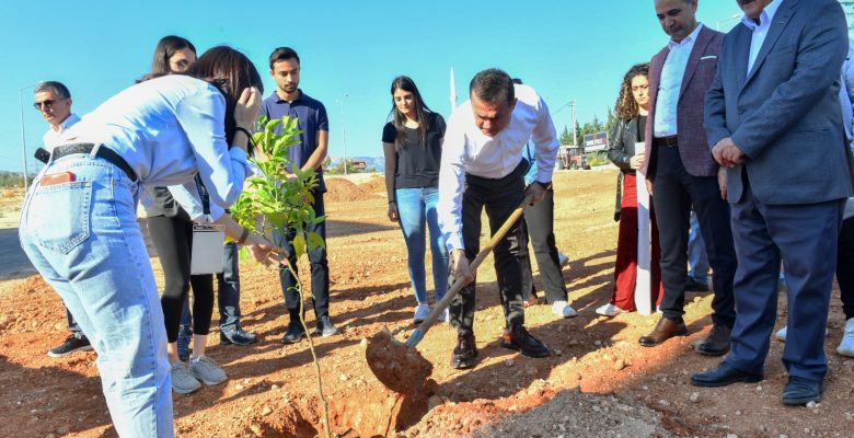 Başkan Özyiğit, “Yenişehir’de yeşil alan sayısını arttırdık”