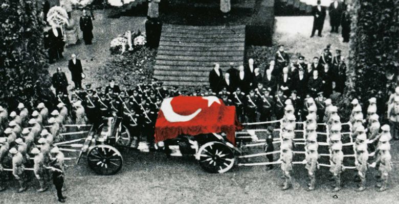 Ata’ya son veda: Atatürk’ün cenaze töreninden kareler..