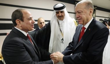 Yeni Akit ‘yıkıldı’: Erdoğan’ın Sisi ile el sıkışmasını yandaş medya nasıl gördü?