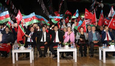 TOROSLAR’DA KARABAĞ ZAFERİ KUTLAMALARINA SAĞANAK YAĞMUR, ENGEL OLAMADI