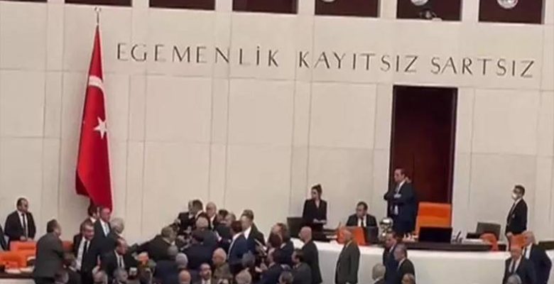 Meclis’te AKP ve İyi Partili vekiller arasında yumruklu kavga!