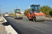 MERSİN BÜYÜKŞEHİR’DEN ÇUKUROVA’NIN KALBİNE UZANAN YOLDA SICAK ASFALT ÇALIŞMASI