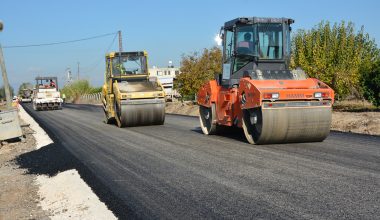 MERSİN BÜYÜKŞEHİR’DEN ÇUKUROVA’NIN KALBİNE UZANAN YOLDA SICAK ASFALT ÇALIŞMASI