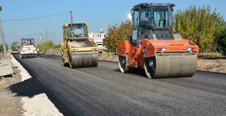 MERSİN BÜYÜKŞEHİR’DEN ÇUKUROVA’NIN KALBİNE UZANAN YOLDA SICAK ASFALT ÇALIŞMASI