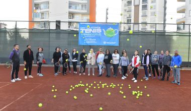 Yenişehirli kadınlar çay saatinde tenis öğreniyor