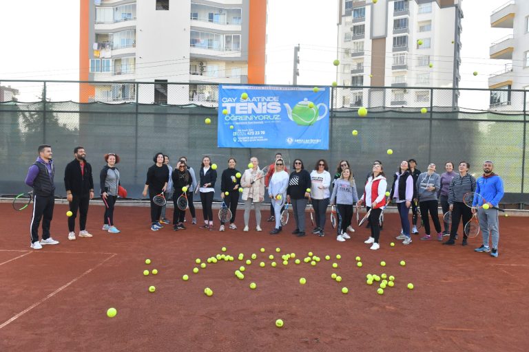 Yenişehirli kadınlar çay saatinde tenis öğreniyor