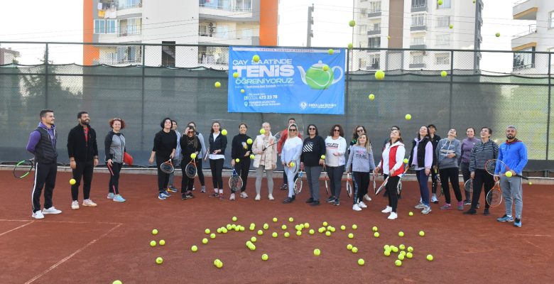 Yenişehirli kadınlar çay saatinde tenis öğreniyor