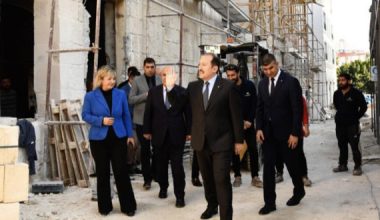 VALİ ALİ HAMZA PEHLİVAN, KARAMANCILAR KONAĞI’NDA DEVAM EDEN RESTORASYON ÇALIŞMALARINI İNCELEDİ, BİLGİLER ALDI
