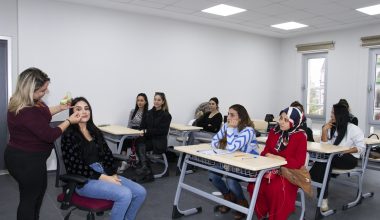 TIRNAK SÜSLEME VE TEMEL MAKYAJ KURSLARI AÇILDI