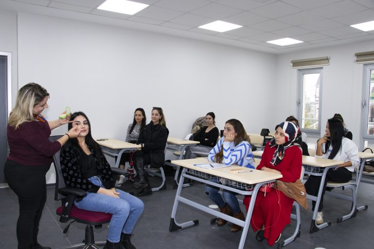 TIRNAK SÜSLEME VE TEMEL MAKYAJ KURSLARI AÇILDI