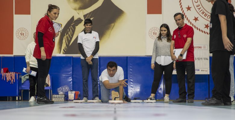 ÖZEL ÇOCUKLAR FLOOR CURLING İLE TANIŞTI