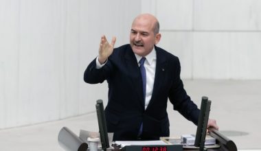 Muhalif vekillere ‘Amerika’nın çocukları’ diyen Soylu’ya ‘sabıkalı’ fotoğraflar fırlatıldı