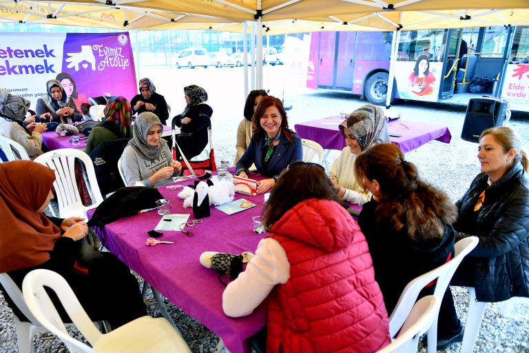 ‘EVİMİZ ATÖLYE’ İLE KADINLAR ÜRETİME DAMGA VURDU