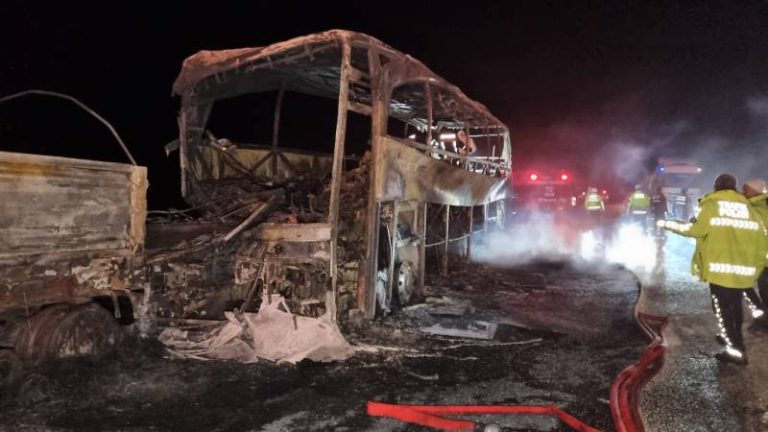 Mersin’de askeri personel ve mülteci taşıyan otobüs, demir profil yüklü TIR’a çarptı: 3 ölü, çok sayıda yaralı