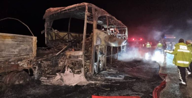 Mersin’de askeri personel ve mülteci taşıyan otobüs, demir profil yüklü TIR’a çarptı: 3 ölü, çok sayıda yaralı