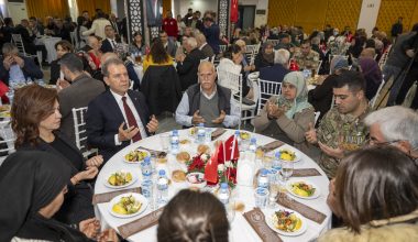 BAŞKAN SEÇER, KURTULUŞUN 101. YILINDA ŞEHİT AİLELERİ VE GAZİLERLE YEMEKTE BİR ARAYA GELDİ