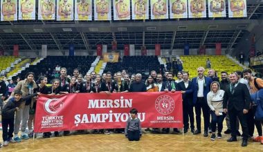 MERSİN ASKF BAŞKANI ERTAŞ ŞAMPİYON KIZLARA KUPALARINI VERDİ