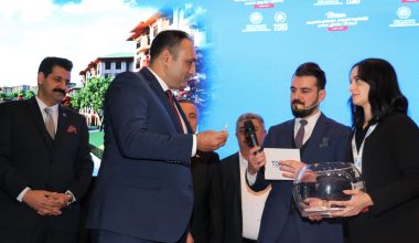 BAŞKAN YILMAZ’DAN, CUMHURİYET TARİHİNİN EN BÜYÜK HAMLESİ “İLK EVİM” PROJESİ’NE ARSA TAHSİSİ BAŞKAN YILMAZ’DAN, CUMHURİYET TARİHİNİN EN BÜYÜK HAMLESİ “İLK EVİM” PROJESİ’NE ARSA TAHSİSİ