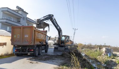 ADANALIOĞLU’NDA TEHLİKE ARZ EDEN ATIKLAR TEMİZLENİYOR