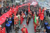 BİNLERCE MERSİNLİ, “ZAFER YÜRÜYÜŞÜ’NDE” SEL OLUP AKTI