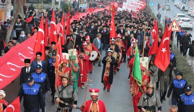 BİNLERCE MERSİNLİ, “ZAFER YÜRÜYÜŞÜ’NDE” SEL OLUP AKTI