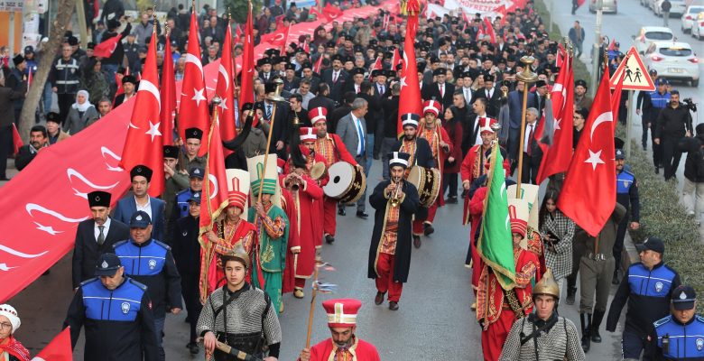 BİNLERCE MERSİNLİ, “ZAFER YÜRÜYÜŞÜ’NDE” SEL OLUP AKTI