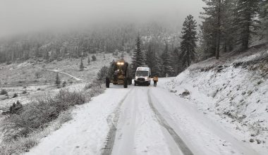 MERSİN BÜYÜKŞEHİR’İN KARLA MÜCADELE EKİPLERİ TOROSLAR’IN YÜKSEK KESİMLERİNDE YOLDA KALAN ARAÇLARIN İMDADINA YETİŞTİ