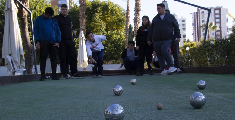 ÖZEL BİREYLER BOCCE DERSİNİ ÇOK SEVİYOR