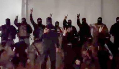 Üniformalı, silahlı ve maskeli bir grup tekbir eşliğinde: Alaattin Çakıcı reisimiz ne derse onu yaparız