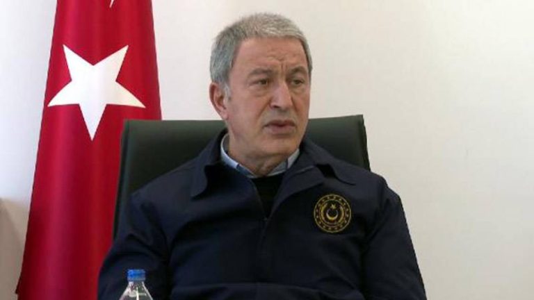 Bakan Akar’dan “deprem sonrası asker, kışladan geç çıkarıldı” iddiasına tepki