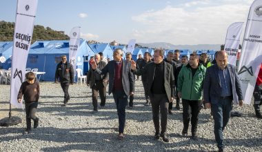 SEÇER, BÜYÜKŞEHİR’İN HATAY’DA KURDUĞU ÇADIR KENTİ ZİYARET ETTİ