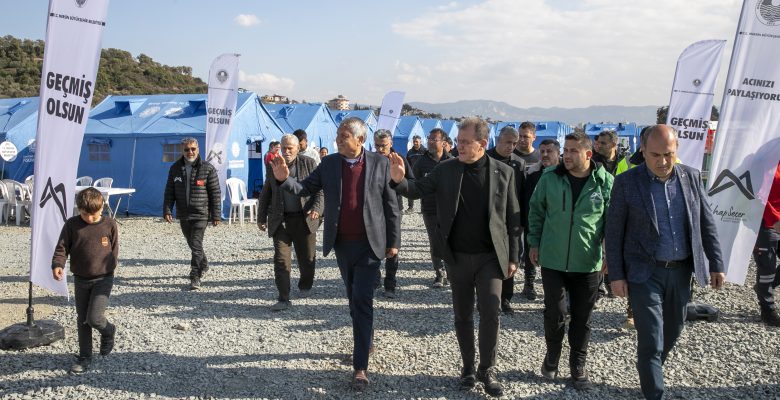 SEÇER, BÜYÜKŞEHİR’İN HATAY’DA KURDUĞU ÇADIR KENTİ ZİYARET ETTİ