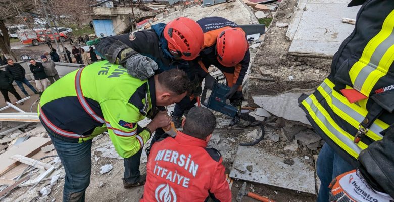 MERSİN BÜYÜKŞEHİR’İN İTFAİYE EKİPLERİ GÖÇÜK ALTINDAN 16 KİŞİYİ KURTARDI