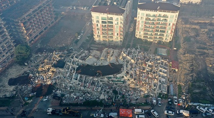 Depremde yıkılan siteyle ilgili ‘kolon kesildi’ şikayetine takipsizlik verilmiş